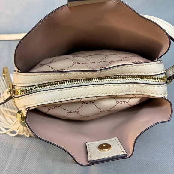 Aldo Crossbody cream colored w/ gold accent adjustable strap snap/zipper closure - Picture 9 of 15